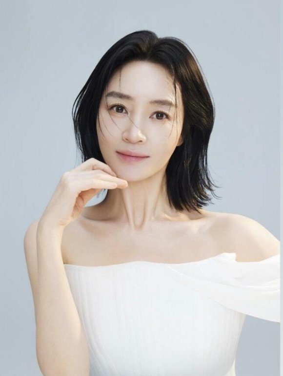 김혜수, 이 얼굴이 50대라고? 주름 1도 없는 백옥 피부 '깜짝'