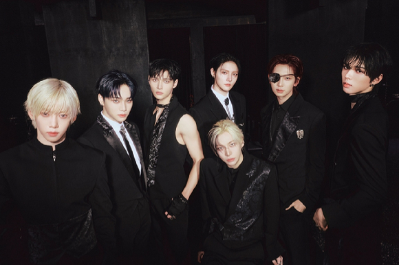 앰퍼샌드원 단체 포토 [사진=FNC엔터테인먼트]