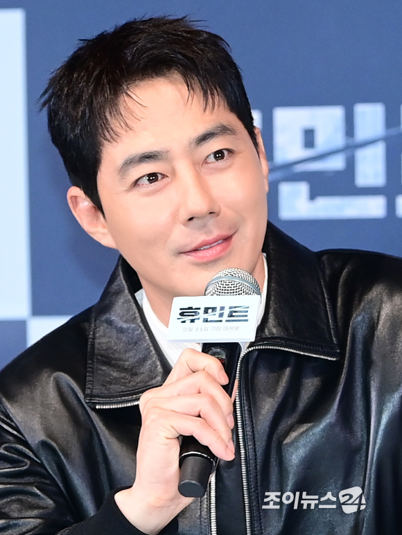 배우 조인성이 4일 오후 서울 CGV 용산아이파크몰에서 열린 영화 '휴민트'(감독 류승완) 언론시사회에 참석하고 있다. [사진=정소희 기자]