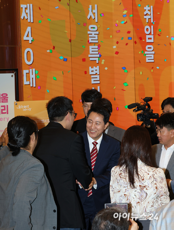 오세훈 서울시장이 1일 서울시청에서 열린 취임행사에서 시민들에게 감사인사를 하고 있다. [사진=곽영래 기자]