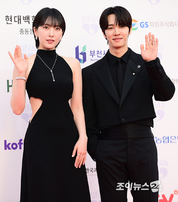 카라 강지영과 하이라이트 이기광이 3일 오후 경기도 부천시 부천아트센터에서 열린 제29회 부천국제판타스틱영화제 레드카펫 행사에 참석하고 있다. [사진=정소희 기자]