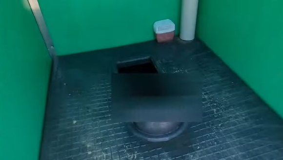 Patio Scout에 공개된 잼버리 화장실 [사진=유튜브 Patio Scout 캡처]