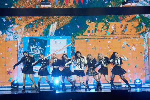 걸그룹 라잇썸이 24일 오후 서울 한남동 블루스퀘어 마스터카드홀에서 열린 첫 번째 미니 앨범 '인투더라잇' 쇼케이스에 참석해 무대를 갖고 있다. [사진=큐브엔터테인먼트]