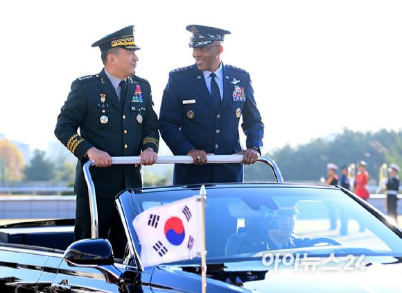 찰스 브라운 미 합참의장 환영 의장행사가 12일 오전 서울 국방부에서 열렸다. 김승겸 합참의장(왼쪽)과 브라운 미 합참의장이 열병식을 갖는 중 이야기를 나누고 있다. [사진=정소희 기자]