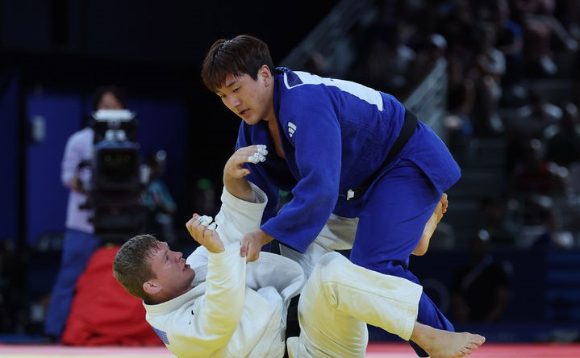 이준환이 30일(현지시각) 프랑스 파리에 있는 샹드마르스에서 열린 2024 파리올림픽 유도 남자 81㎏급 동메달 결정전 마티아스 카스(벨기에)와 경기에서 연장 승부 끝에 절반을 따내 이겼다. [사진=뉴시스]