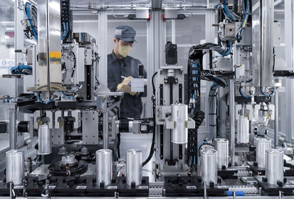 LS머트리얼즈 직원이 커패시터를 생산하고 있다. [사진=LS머트리얼즈]