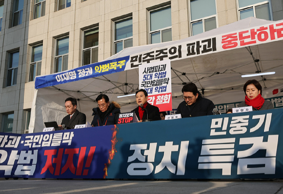 국민의힘 장동혁 대표가 15일 서울 여의도 국회 본청 앞 더불어민주당의 쟁점 법안 추진을 저지하기 위한 천막 농성장에서 열린 최고위원회의에서 발언하고 있다. 2025.12.15 [사진=연합뉴스]