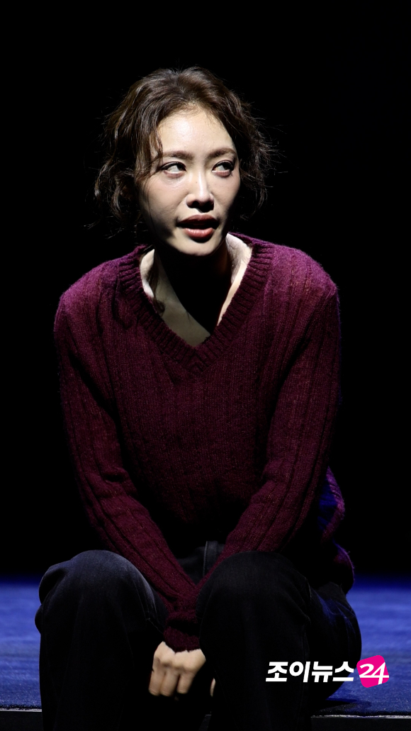 배우 김히어라가 지난 23일 오후 서울 종로구 연지동 두산아트센터 연강홀에서 진행된 연극 '플리백' 프레스콜에 참석해 열연을 펼치고 있다. [사진=문수지 기자]