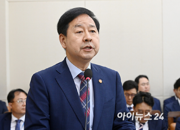 구윤철 부총리 겸 재정경제부 장관이 7일 서울 여의도 국회에서 열린 재정경제기획위원회의에서 업무보고를 하고 있다. [사진=곽영래 기자]