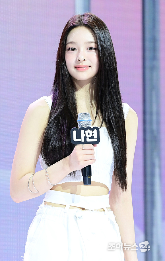 그룹 앳하트 나현이 13일 오후 서울 한남동 블루스퀘어에서 열린 앳하트(AtHeart) 첫 번째 EP '플롯 트위스트'(Plot Twist) 미디어 쇼케이스에 참석하고 있다. [사진=정소희 기자]