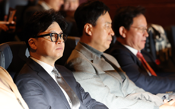 국민의힘 장동혁 대표가 28일 서울 서초구 한국농수산식품유통공사(aT) 종합상황실에서 열린 물가 점검 현장간담회에 참석해 국기에 경례하고 있다. 왼쪽부터 국회 재정경제기획위원장인 임이자 의원, 장 대표, 송언석 원내대표, 정점식 정책위의장. [사진=연합뉴스]