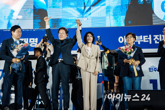 이재명 제 21대 대통령 당선인이 부인 김혜경 여사와 함께 4일 오전 국회 앞에 설치된 축하 무대에서 인사하고 있다. [사진=곽영래 기자]