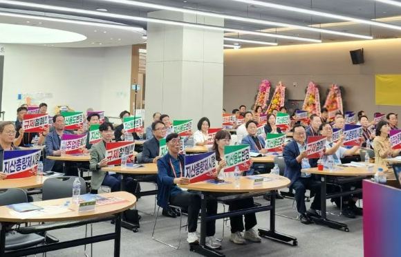 한국지식산업센터연합회 회원들이 지식산업센터의 다락설치기준 완화를 요구하며 피켓을 들고 있다. [사진=한국지식산업센터연합회]
