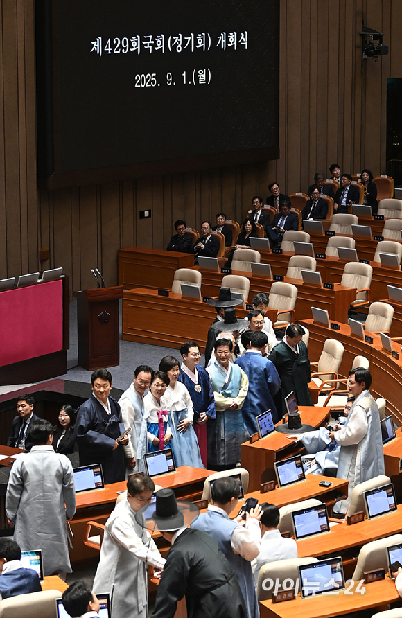 한복을 입은 여야 의원들이 1일 서울 여의도 국회에서 열린 제429회 국회(정기회) 개회식에 앞서 기념 촬영을 하고 있다. [사진=곽영래 기자]