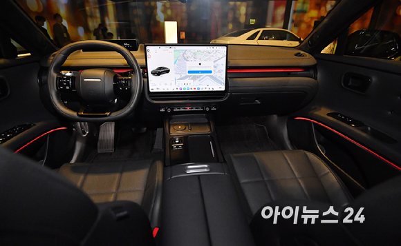 13일 서울 광진구 그랜드 워커힐에서 열린 현대자동차가 '더 뉴 그랜저' 미디어 데이에서 차량을 선보이고 있다. 더 뉴 그랜저 정면 [사진=곽영래 기자]