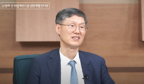 부산 한 버스 정류장에서 문형배 전 헌법재판소장 권한대행이 목격됐다. [사진=보배드림]