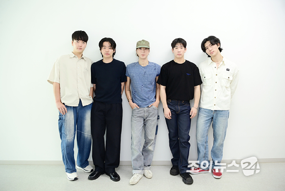 '조선팝 창시자' 서도밴드(sEODo BAND)가 8월 14일 정규 1집 '원'을 발매하는 가운데 조이뉴스24와 인터뷰에 앞서 포즈를 취하고 있다. [사진=정소희 기자]