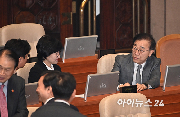 김윤덕 국토교통부 장관이 3일 국회 본회의에 출석하고 있다. [사진=곽영래 기자]