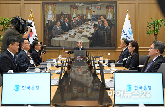 신현송 한국은행 총재가 27일 오전 서울 중구 한국은행에서 열린 금융통화위원회 회의에서 의사봉을 두드리고 있다. [사진=사진공동취재단]