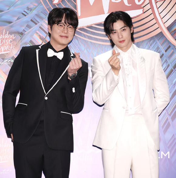 가수 성시경과 아스트로 차은우가 6일 오후 인도네시아 자카르타 인터내셔널 스타디움에서 열린 '제38회 골든디스크 어워즈 with 만디리'에 시상식 MC로 참석하고 있다. [사진=골든디스크 어워즈 사무국]