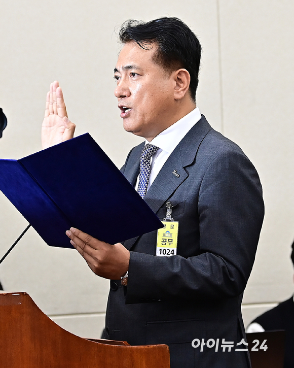 정길호 OK저축은행장이 10일 오후 서울 여의도 국회 정무위원회에서 열린 금융위원회·한국산업은행·중소기업은행에 대한 국정감사에서 증인 선서를 하고 있다. [사진=곽영래 기자]