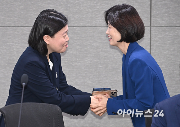 임은정 검사장과 박은정 의원이 악수하는 모습