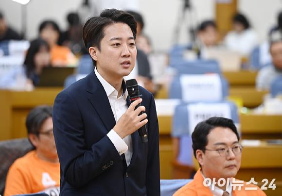 홍준표 전 대구시장이 지난 4월 29일 국민의힘 대선 경선에서 탈락한 직후 서울 여의도 대하빌딩 선거 캠프 사무실에서 정계 은퇴 관련 기자회견을 하고 있다. [사진=연합뉴스]