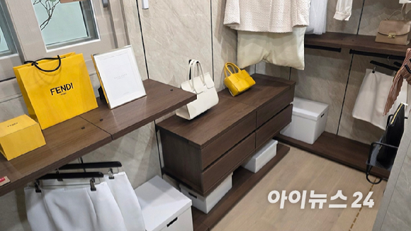 14일 서울 서초구 양재동에 마련된 '디에이치 아델스타' 견본주택 방문객들이 단지 모형도를 둘러보고 있다. [사진=이수현 기자]
