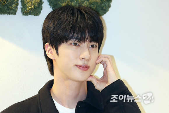 BTS 진이 1일 오후 서울 강남구 도산공원에 위치한 프리미엄 라이프스타일 브랜드 알로(alo) 플래그십 스토어에서 열린 포토행사에 참석해 포즈를 취하고 있다. [사진=곽영래 기자]