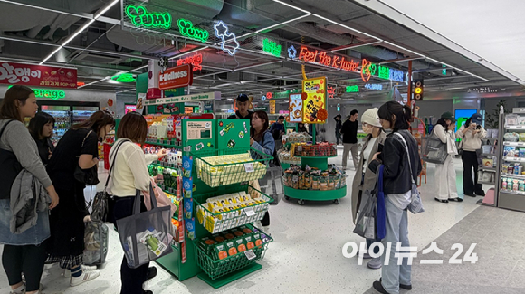 26일 서울 명동 '올리브영 센트럴 명동 타운'에서 외국인 고객들이 상품을 둘러보고 있다. [사진=진광찬 기자]