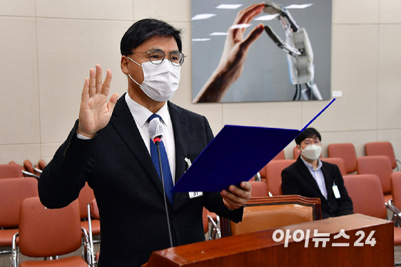 김의철 한국방송공사(KBS) 사장 후보자가 22일 국회에서 열린 과학기술정보방송통신위원회의 인사청문회에서 선서를 하고 있다. [사진=김성진 기자]