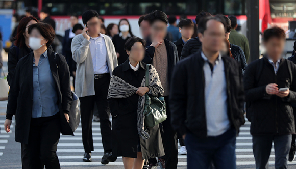 지난 17일 오전 서울 세종로사거리에서 긴팔옷을 입은 시민들이 길을 걷고 있다. [사진=뉴시스]