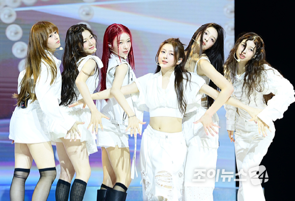 그룹 앳하트가 13일 오후 서울 한남동 블루스퀘어에서 열린 앳하트(AtHeart) 첫 번째 EP '플롯 트위스트'(Plot Twist) 미디어 쇼케이스에서 타이틀곡 '플롯 트위스트' 무대를 선보이고 있다. [사진=정소희 기자]