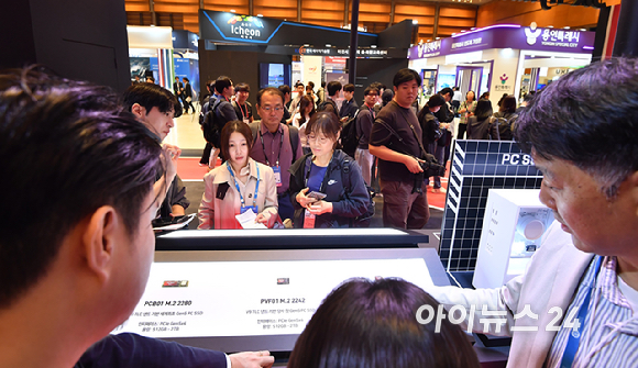 14일 서울 강남구 코엑스에서 열린 '제28회 반도체대전'(SEDEX 2026)에서 관람객들이 SK 하이닉스 부스를 관람하고 있다. [사진=곽영래 기자]