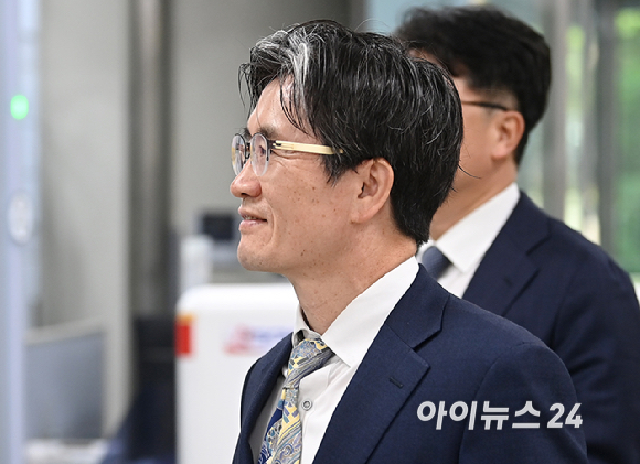 오동운 고위공직자범죄수사처(공수처) 처장이 30일 오전 서울 서초구 서울중앙지방법원에서 열린 순직 해병 사건 수사 방해 혐의 공판에 출석하고 있다. [사진=곽영래 기자]