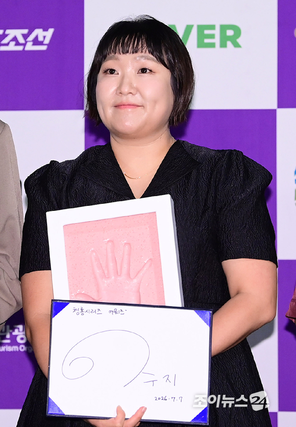 방송인 이수지가 7일 서울 용산구 CGV 아이파크몰에서 진행된 '제5회 청룡 시리즈 어워즈' 핸드프린팅 행사에 참석하고 있다. [사진=정소희 기자]
