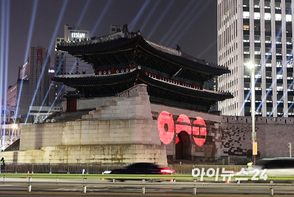 방탄소년단(BTS) 3년 9개월 만에 완전체로 컴백한 가운데 20일 오후 서울 숭례문에서 'BTS 더 시티 아리랑 서울' 미디어 파사드가 펼쳐지고 있다. [사진=정소희 기자]