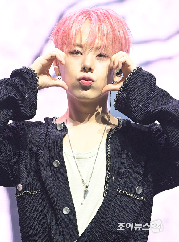 [포토] 위아이 장대현, 리더의 애교