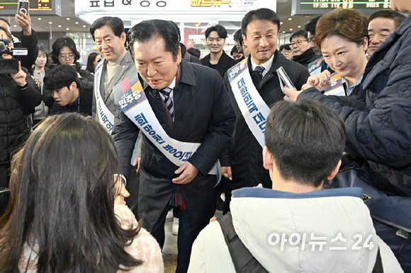 정청래 더불어민주당 대표가 13일 서울 용산역에서 설 귀성객 인사를 하며 아이와 인사를 하고 있다. [사진=곽영래 기자]