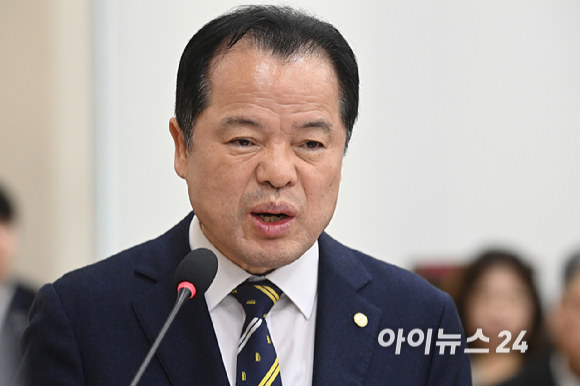 위철환 중앙선관위원장 직무대행이 26일 국회 행정안전위원회에서 열린 행정안전부, 중앙선거관리위원회 등에 대한 국정감사에서 인사말을 하고 있다. [사진=곽영래 기자]