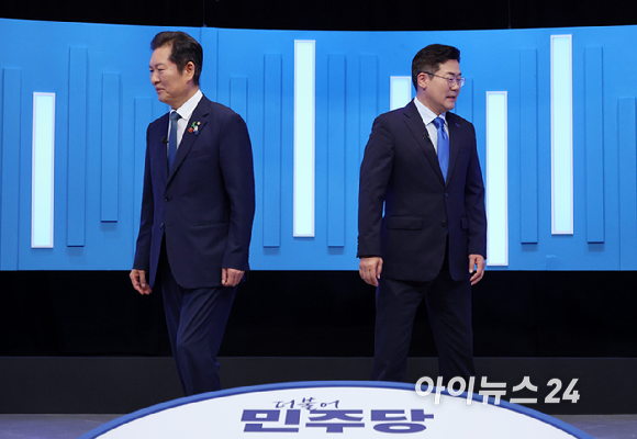 정청래·박찬대 더불어민주당 당대표 후보가 16일 서울 양천구 목동 SBS에서 열린 TV토론회에 앞서 기념촬영을 한 뒤 자리로 돌아가고 있다. [사진=국회사진기자단]