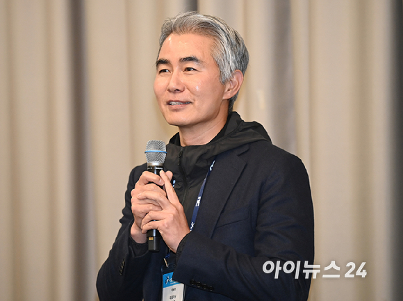 13일 부산 해운대구 벡스코에서 열린 국제게임전시회 '지스타 2025'에서 장현국 넥써쓰 대표가 간담회를 진행하고 있다. [사진=곽영래 기자]