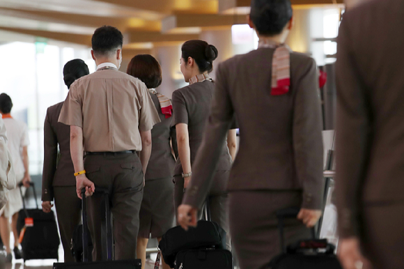  서울 강서구 김포공항 국내선 출국장에서 아시아나항공 조종사와 승무원들이 이동하는 모습 [사진=뉴시스]