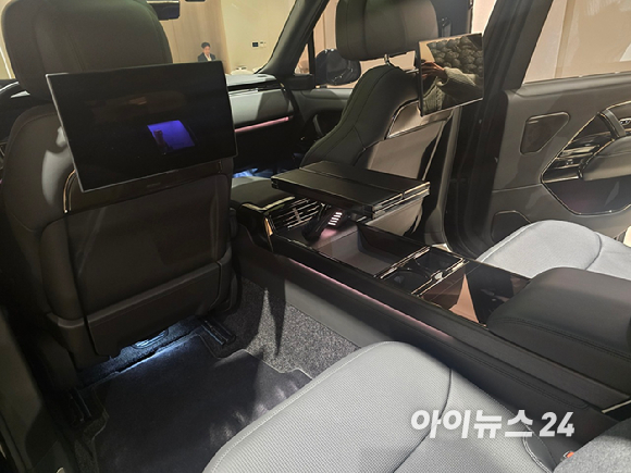 닐 메일링(Neil Mayling) JLR 글로벌 비스포크 담당자가 2일 서울 강남구 천일오토모빌 랜드로버 강남전시장에서 '레인지로버 SV 블랙'과 SV 비스포크 스튜디오에 대해 설명하고 있다. [사진=김종성 기자]