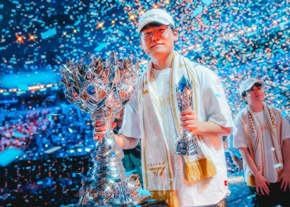 2025 LoL 월드 챔피언십에서 우승하면서 사상 최초 3연속 우승을 차지한 T1. [사진=라이엇게임즈]