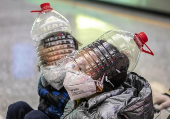 팬데믹 당시 아이들이 감염을 피하기 위해 보호 장비를 쓰고 있다. [사진=AP/연합뉴스]