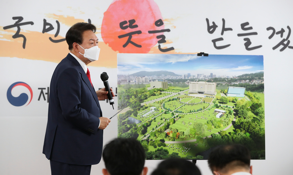 윤석열 대통령 당선인이 20일 서울 종로구 삼청동 한국금융연수원 별관에 마련된 대통령직인수위원회 회견장에서 청와대 대통령 집무실의 용산 국방부 청사 이전 관련 기자회견을 하고 있다. 2022.03.20. [사진=뉴시스]