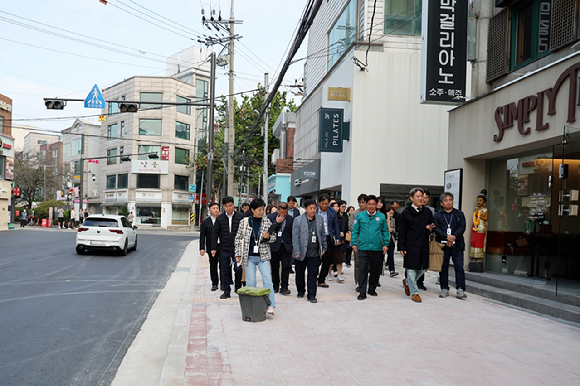 박강수 마포구청장(맨 앞줄 왼쪽에서 3번째)이 보행로를 넓힌 연남동 '끼리끼리길'을 걸으며 주변을 둘러보고 있다. [사진=마포구]