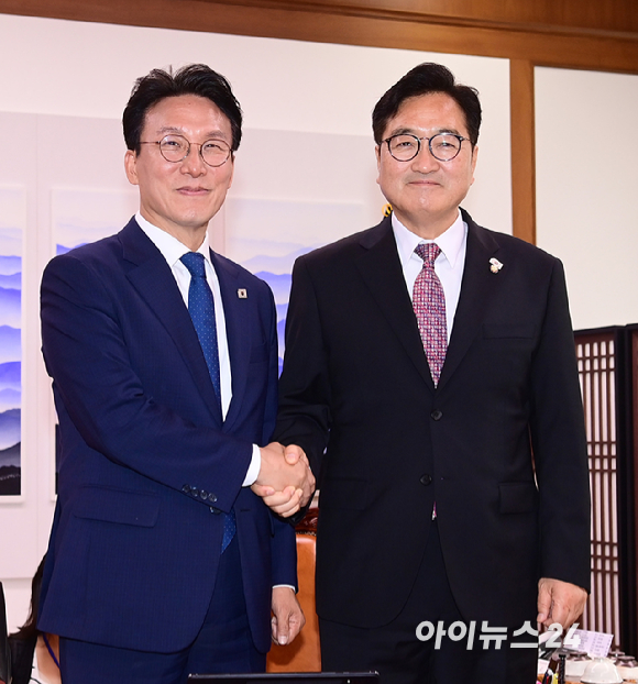 우원식 국회의장이 4일 서울 여의도 국회의장실을 예방한 김민석 국무총리 악수하고 있다. [사진=정소희 기자]