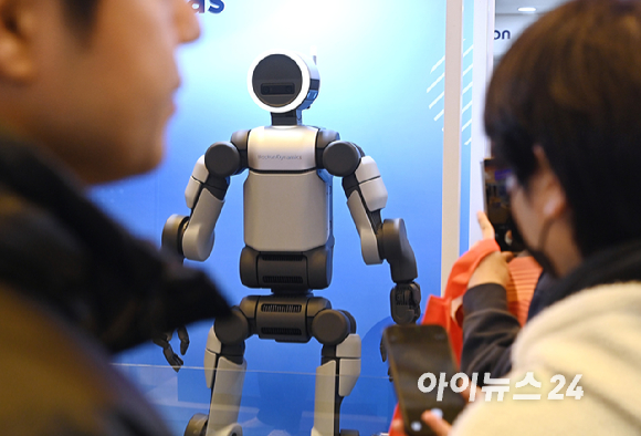 공장&middot;사무실&middot;병원을 가릴 것 없이 산업 전반에 AI가 파고들며 한국 경제의 구조적 전환이 가속화되고 있다. [사진=챗지피티]